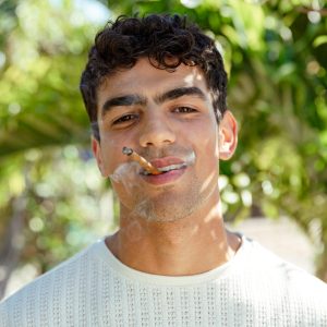 Guy who likes cigarettes trying Blues al capone cigarillo