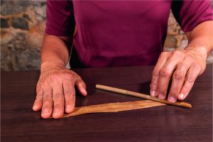 hand rolling cigarillo - expert rollero